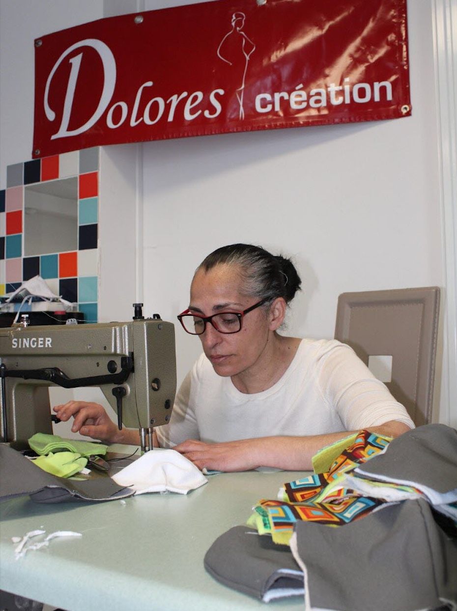Dolores couturière en train de travailler dans son atelier de couture spécialisé en retouches de robe de mariée