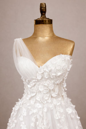 Robe de mariée Camélia buste asymétrique avec fleurs en relief et tulle
