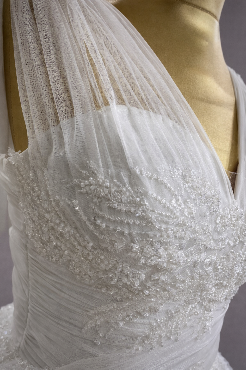 robe de mariée Janine détail dentelle perles drapé