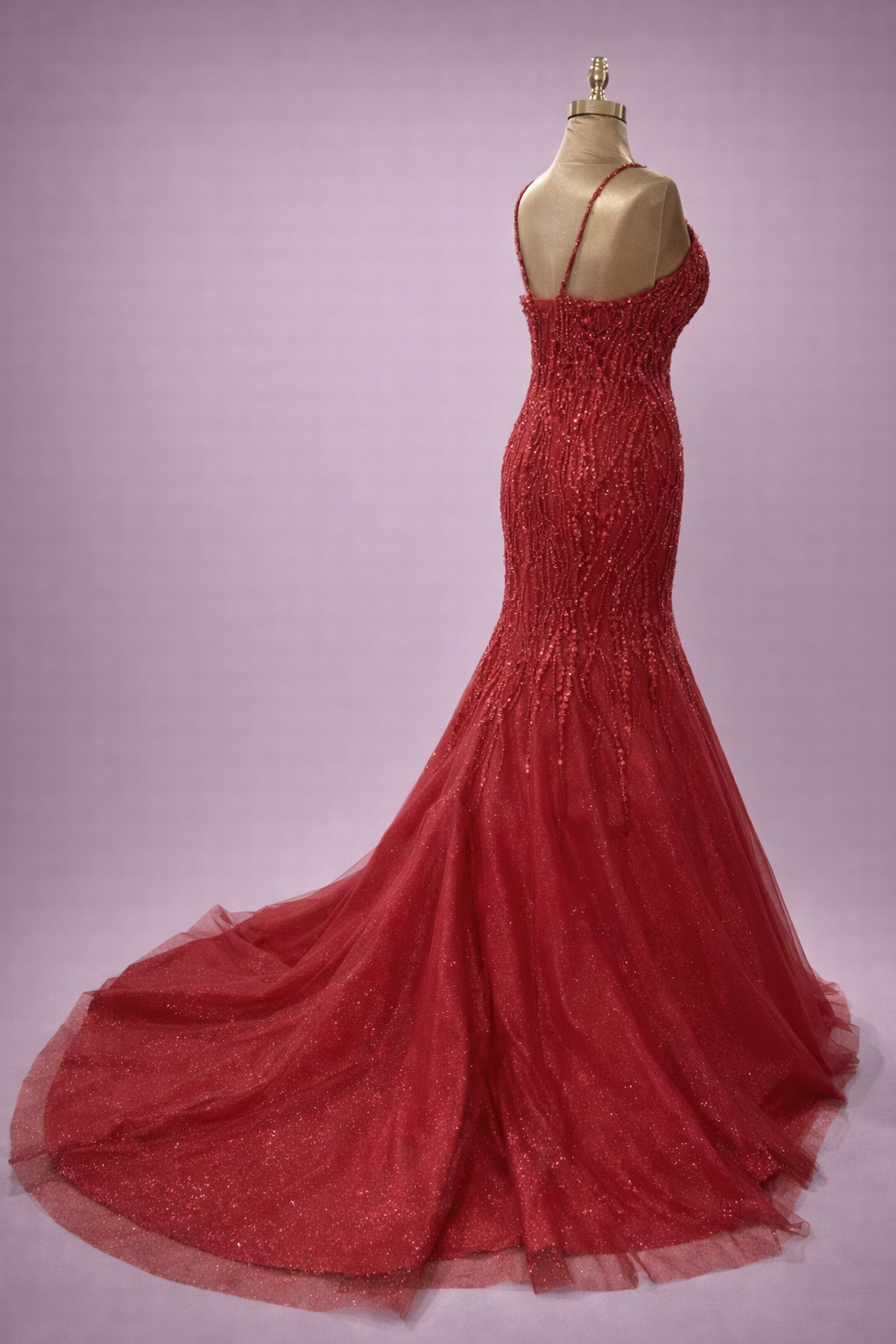 Dolores côté robe de soiree rouge longue profil traine scintillante